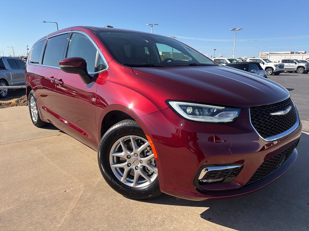 Used 2023 Chrysler Pacifica Touring-L FWD image 2