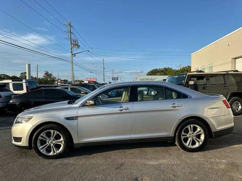 Used 2019 Ford Taurus SE image 2