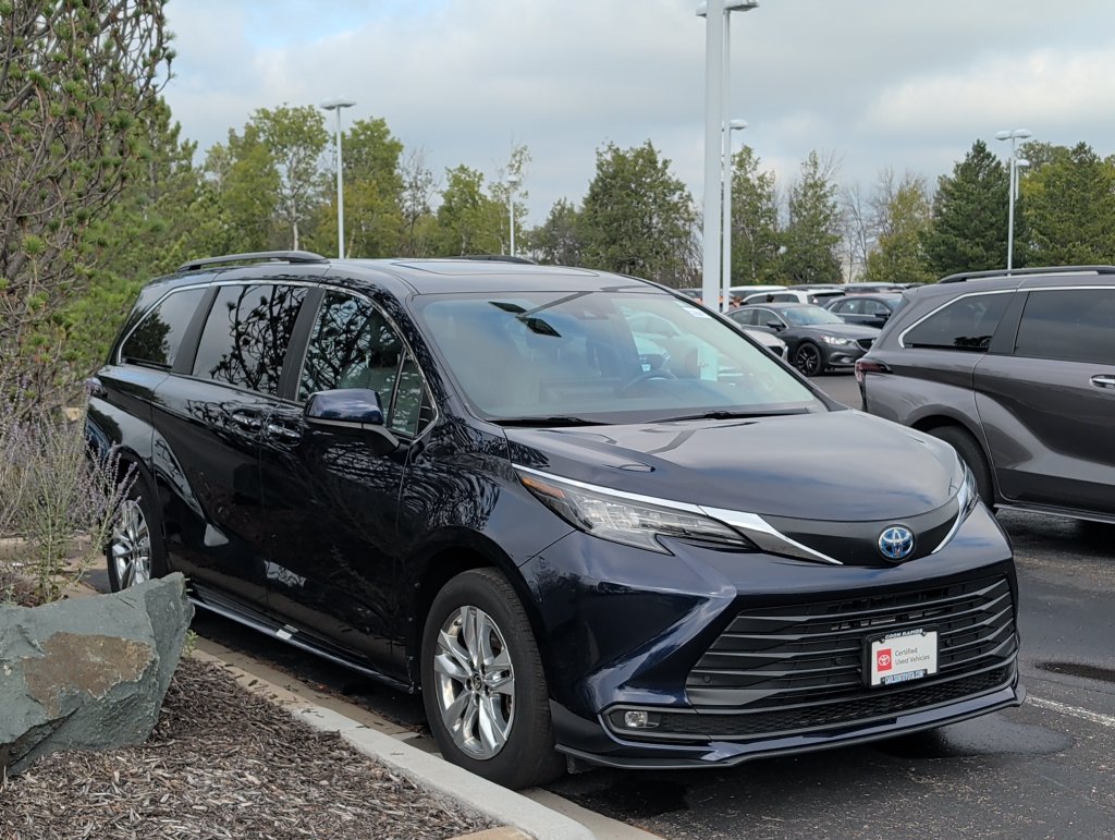 Certified 2025 Toyota Sienna XLE w/ XLE Plus Package AWD/4WD image 5