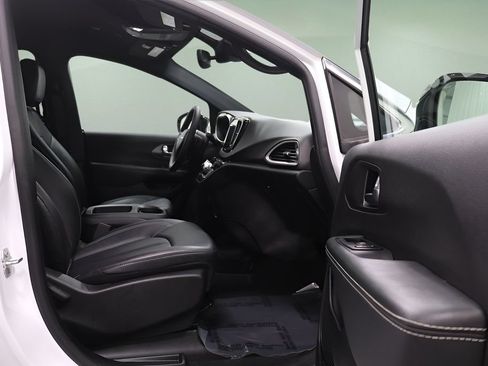Certified 2025 Chrysler Pacifica Select FWD image 15