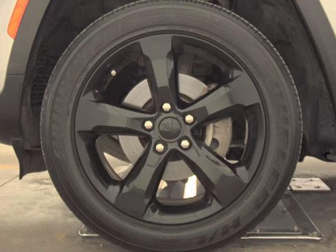 Used 2023 Jeep Grand Cherokee Altitude RWD image 6