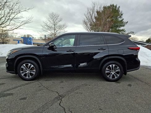 Used 2023 Toyota Highlander XLE image 8