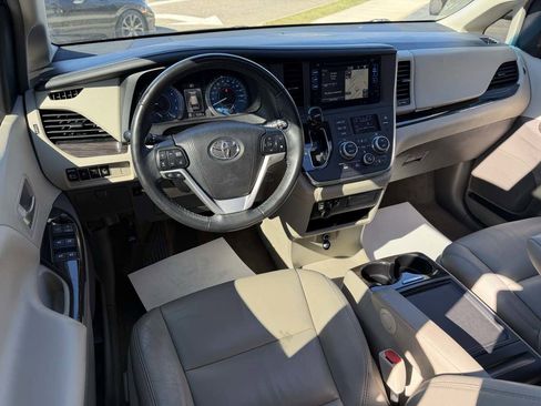 Used 2017 Toyota Sienna XLE Premium image 13