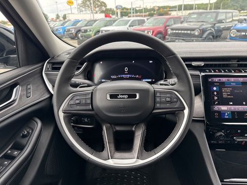 Used 2023 Jeep Grand Cherokee L Limited w/ Luxury Tech Group II image 24