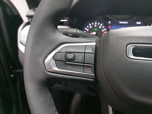 Used 2025 Jeep Compass Latitude image 16