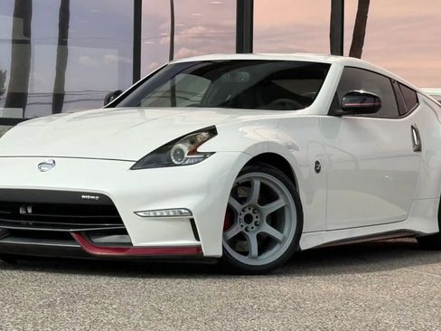 Used 2019 Nissan 370Z NISMO RWD image 2