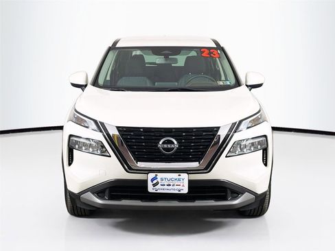 Used 2023 Nissan Rogue SV image 2