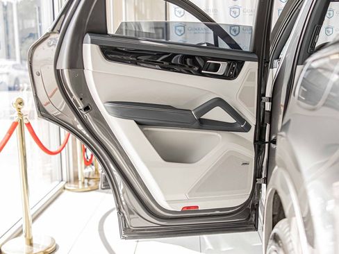 Used 2021 Porsche Cayenne E-Hybrid image 36