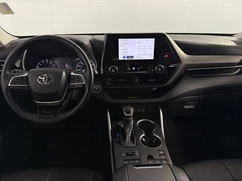Used 2024 Toyota Highlander XLE image 25