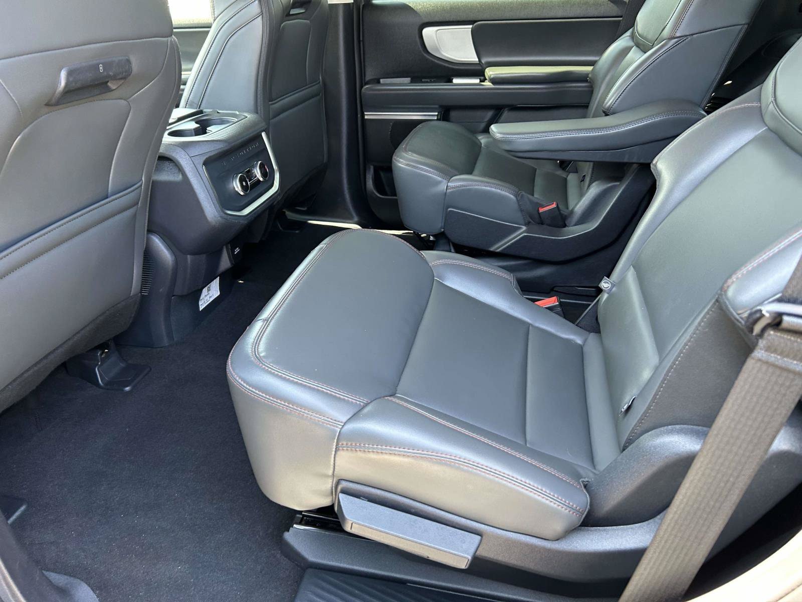 Used 2025 Ford Expedition Active RWD image 17