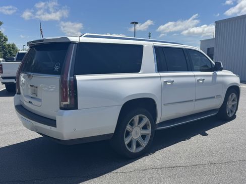 Used 2017 Cadillac Escalade ESV Luxury AWD/4WD image 5