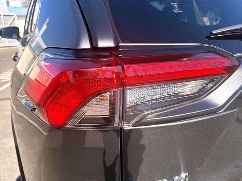 Used 2021 Toyota RAV4 LE AWD/4WD image 30