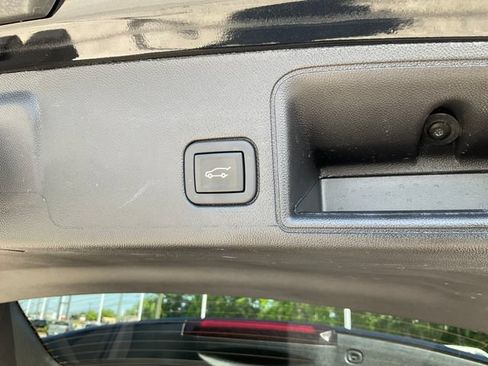 Used 2024 GMC Terrain SLT AWD/4WD image 18