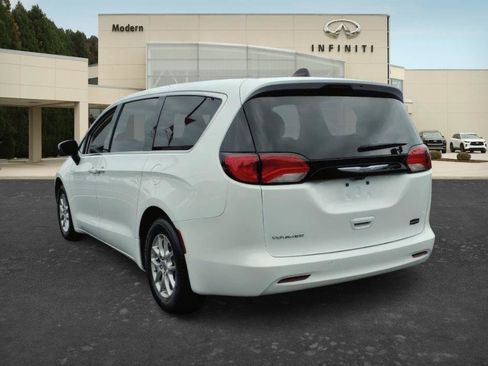 Used 2023 Chrysler Voyager LX FWD image 4