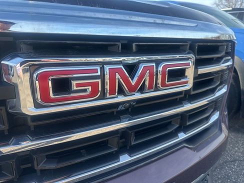 Used 2025 GMC Acadia Elevation image 10