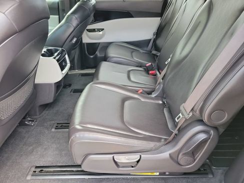 Used 2024 Kia Carnival EX FWD image 16