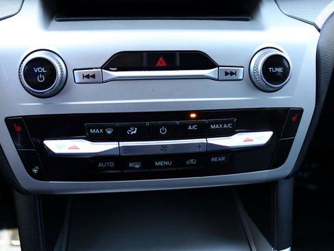 Used 2022 Ford Explorer XLT w/ Equipment Group 202A image 28