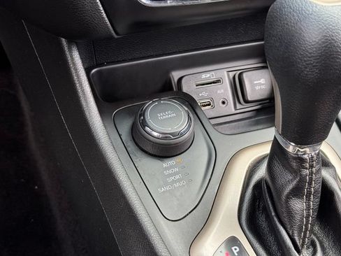 Used 2015 Jeep Cherokee Latitude w/ Cold Weather Group AWD/4WD image 13