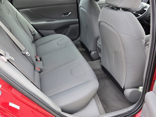 Used 2024 Hyundai Elantra SE FWD image 13