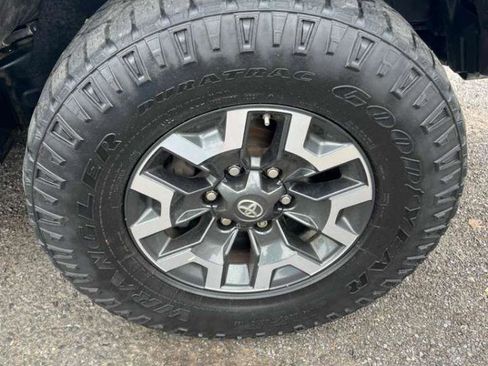 Used 2019 Toyota Tacoma TRD Off-Road AWD/4WD image 16