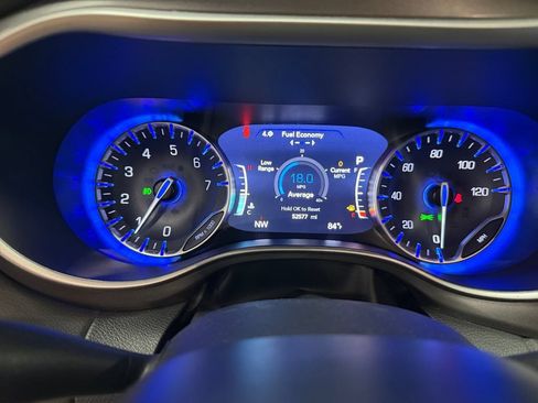 Used 2024 Chrysler Pacifica Touring-L FWD image 34