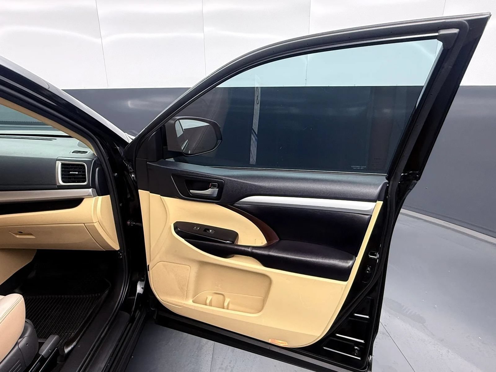 Used 2019 Toyota Highlander XLE AWD/4WD image 9