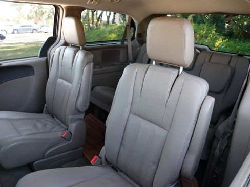 Used 2016 Chrysler Town & Country Touring image 8