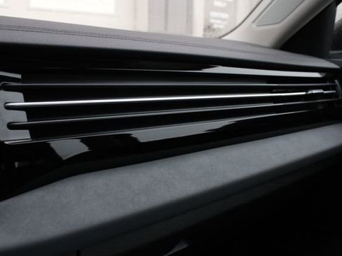 Used 2025 Volkswagen Jetta SE w/ Sunroof Package image 22