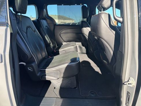 Used 2025 Chrysler Pacifica Limited image 24