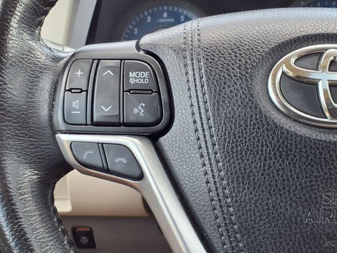 Used 2020 Toyota Sienna XLE FWD image 16