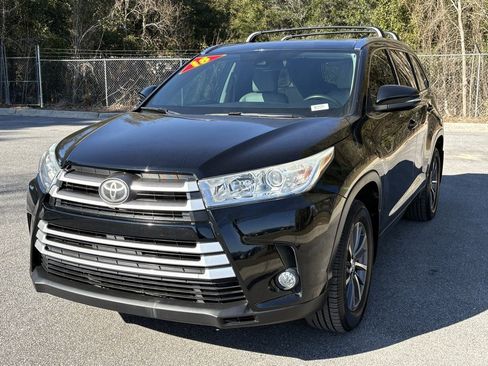 Used 2018 Toyota Highlander XLE image 2