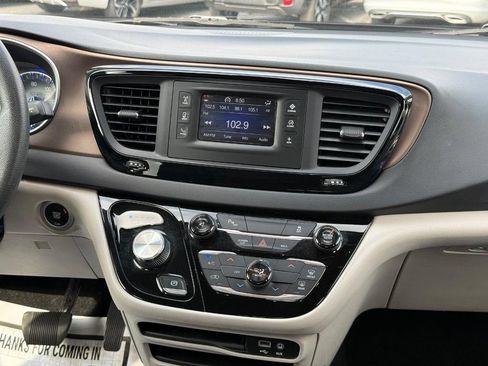 Used 2017 Chrysler Pacifica LX FWD image 10