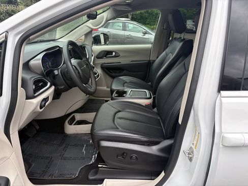 Used 2024 Chrysler Pacifica Touring-L FWD image 12
