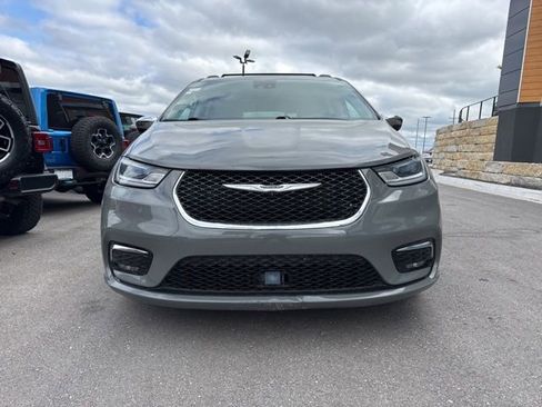 Used 2023 Chrysler Pacifica Limited FWD image 8