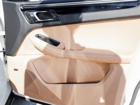 Certified 2022 Porsche Macan S image 28