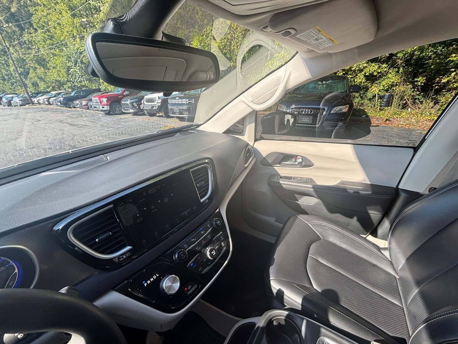 Used 2024 Chrysler Pacifica Touring-L FWD image 34