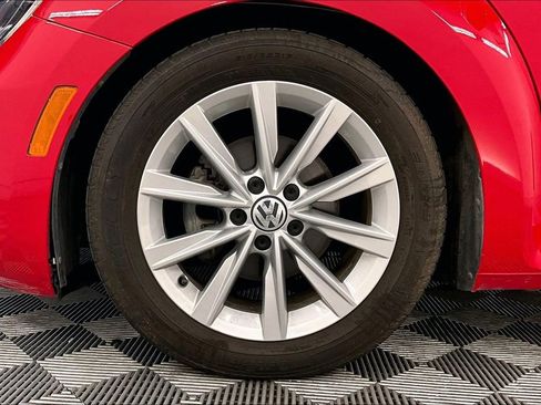 Used 2018 Volkswagen Beetle 2.0T S w/ Style & Comfort Package FWD image 8