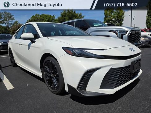 Used 2025 Toyota Camry SE FWD image 3