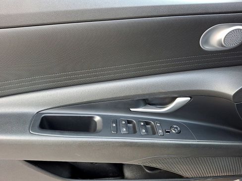 Used 2022 Hyundai Elantra SE FWD image 11