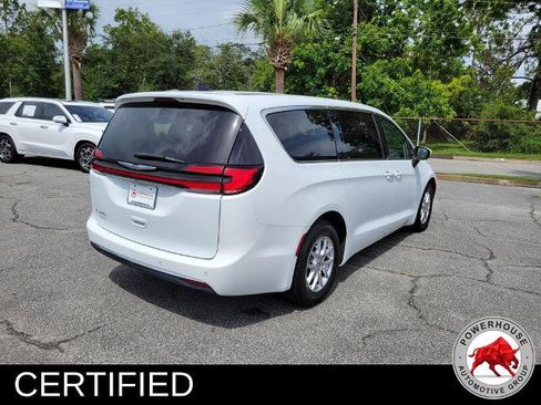 Used 2023 Chrysler Pacifica Touring-L FWD image 5