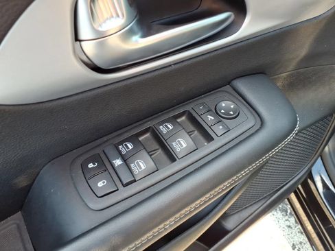 Certified 2025 Chrysler Pacifica Limited FWD image 7