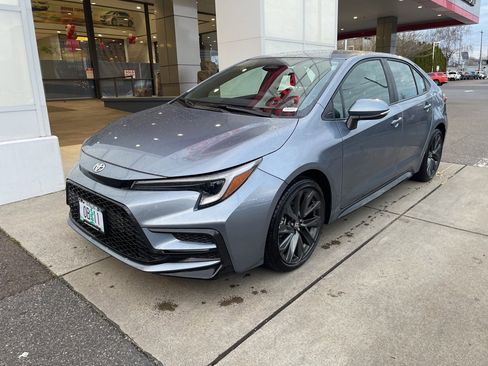 Used 2025 Toyota Corolla SE w/ Convenience Package image 2