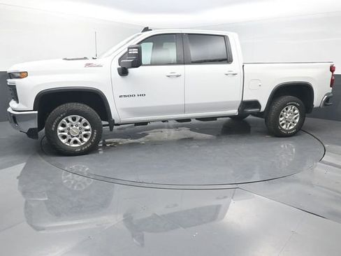 Used 2024 Chevrolet Silverado 2500 LT AWD/4WD image 2