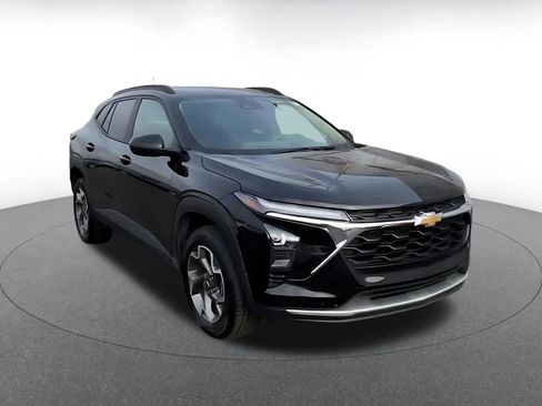 Used 2025 Chevrolet Trax LT image 3