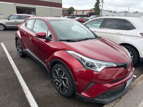Used 2018 Toyota C-HR XLE FWD image 3