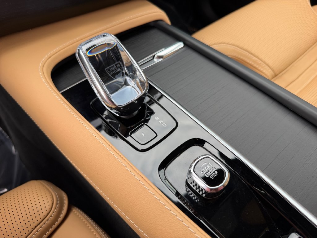 Certified 2025 Volvo XC90 T8 Ultra AWD/4WD image 25