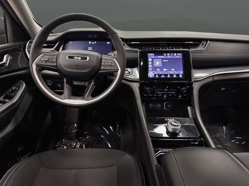 Used 2023 Jeep Grand Cherokee Laredo w/ Luxury Tech Group I image 5