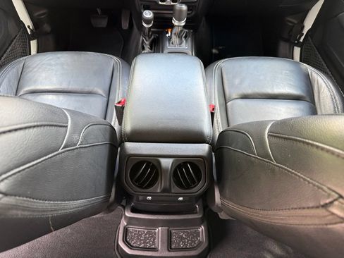 Used 2019 Jeep Wrangler Unlimited Sahara AWD/4WD image 32