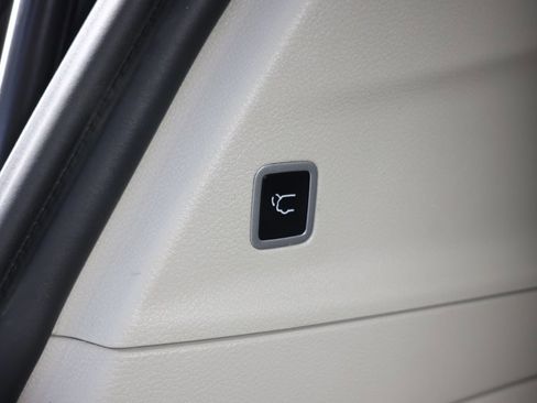 Used 2024 Chrysler Pacifica Touring-L AWD/4WD image 31