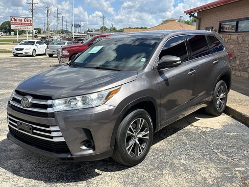 Used 2017 Toyota Highlander LE w/ Carpet Mat Package FWD image 5